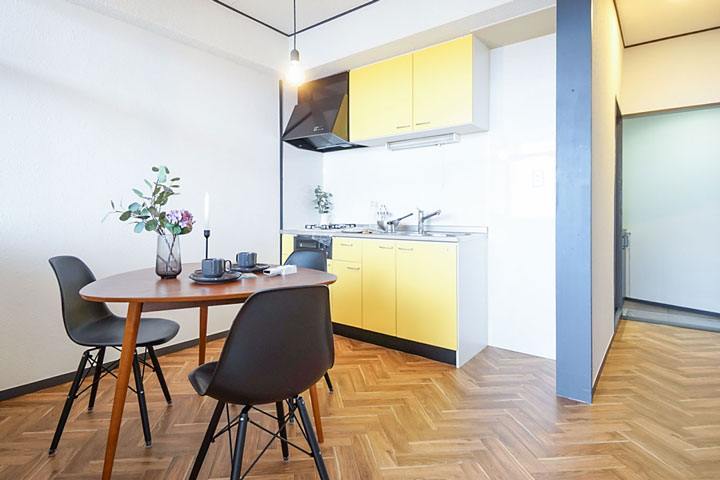 黄色の扉が印象的なキッチン